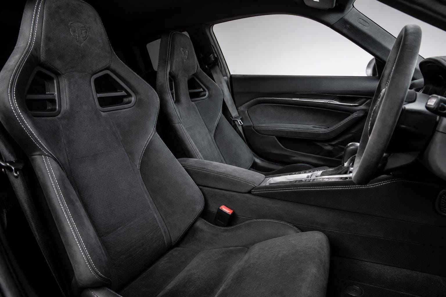 Sieges en Alcantara suede noir propres et entretenus dans une voiture sport